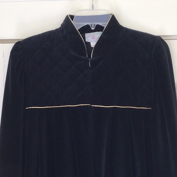 Vintage Black Velvet Robe - Picture 6 of 9